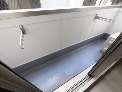 【バルコニー】 | SOLASIA residence九条 | 外からの目が気にならないバルコニーで洗濯物が干せます