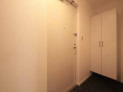 【玄関】 | SOLASIA residence九条 | 収納もある玄関です