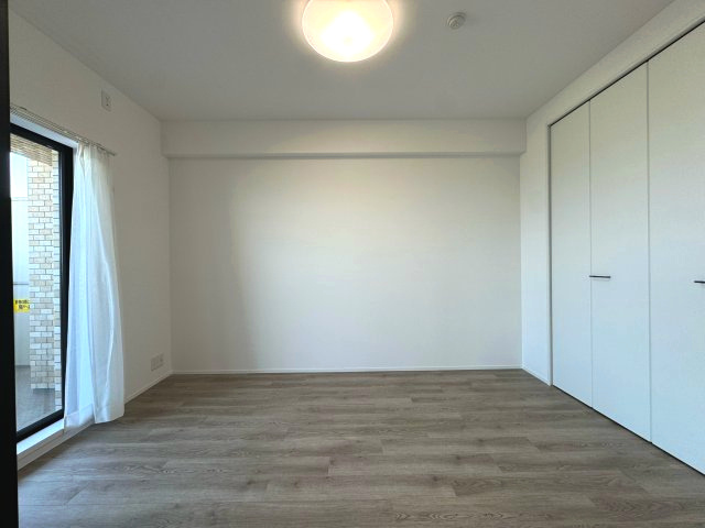 グランセリーナの洋室|洋室(約6.0帖)
リビングと一体で使える洋室。扉を開ければ開放感たっぷり、閉めれば個室として活用できます。クローゼット付きで収納面も安心です。