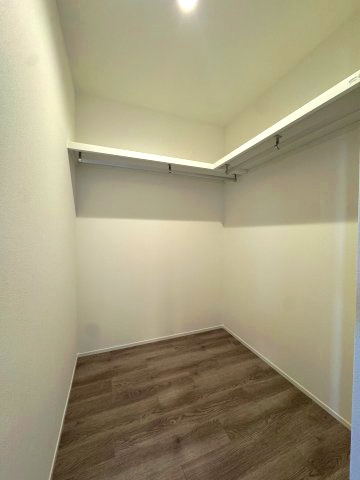 グランセリーナの収納|ウォークインクローゼット(LDK内)
使い勝手の良いウォークインクローゼットがLDK内に。出し入れしやすい位置で、家族共有の収納スペースとしても活躍します。