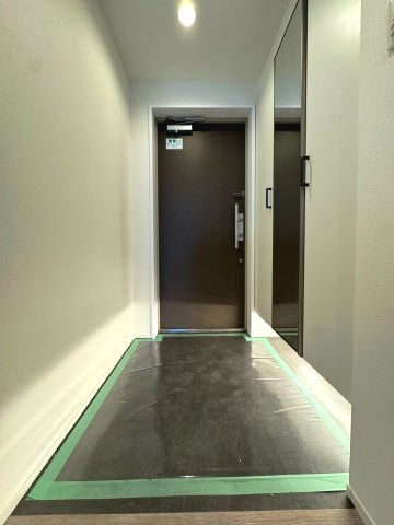 グランセリーナの玄関|玄関
すっきりとした玄関スペース。壁面には収納が設けられ、靴や小物をまとめて片付けやすい仕様に。鏡付きでお出かけ前の身だしなみチェックも◎