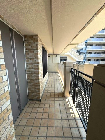 グランセリーナの玄関|玄関ポーチ(9.93㎡)
共用部との間にゆとりがあり、人目が気になりにくい落ち着いた玄関まわり。