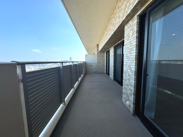 グランセリーナのバルコニー|バルコニー(15.42㎡)
ワイドなバルコニーは、リビングと洋室にまたがる設計。外からの光や風をたっぷりと取り込み、開放感ある暮らしを演出します。