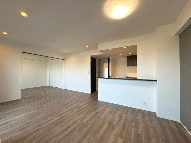 グランセリーナの居間・リビング|LDK(約18.5帖)
料理中もリビングの様子がわかる開放的なキッチンまわり。家族との会話も弾みやすく、自然と笑顔が集まる空間です。