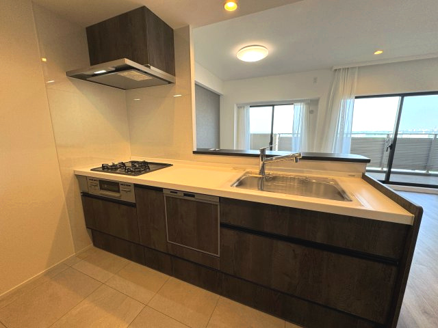 グランセリーナのキッチン|システムキッチン(食洗器付き)
生活感を抑えたカウンター仕様と、空間になじむ落ち着いたトーンが魅力。食洗器も備え、スマートに家事をこなせるキッチンです。