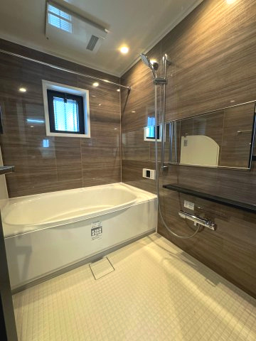 グランセリーナの浴室|浴室(換気乾燥機付き、追焚)
ナチュラルな印象のアクセントパネルが映える浴室。小窓付きで換気しやすく、乾燥機・追焚機能も備わった快適な空間です。