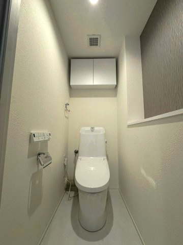 グランセリーナのトイレ|トイレ(温水洗浄便座)
アクセントクロスが印象的なトイレ。温水洗浄便座と上部収納も備え、機能性とデザイン性のバランスが取れた空間です。