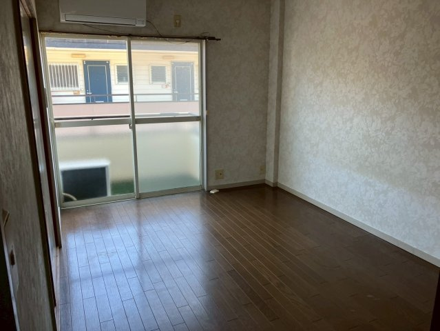 ヒルサイド見和IIの居間・リビング