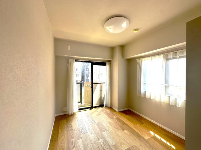 コスモガーデン日暮里の洋室|明るさと落ち着きを兼ね備えた洋室。大きな窓から差し込む自然光が、心をやさしく満たしてくれる穏やかなプライベート空間です。