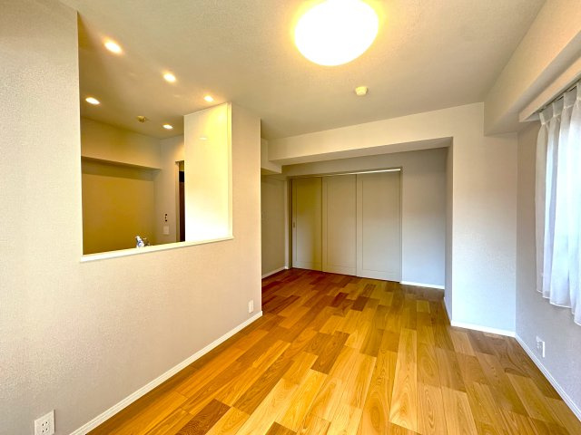 コスモガーデン日暮里の居間・リビング|落ち着いた品格ある内装と広々としたゆとりの空間が融合したリビングは、家族の安らぎの場となり、食事や団らんの時間を一層豊かに彩ります。