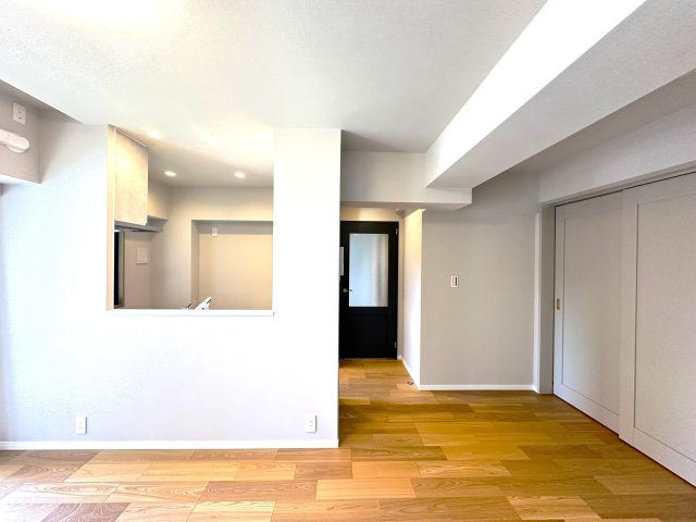 コスモガーデン日暮里の居間・リビング|洗練されたデザインと広がる開放感が一体となった空間は、日々の暮らしにさりげない特別な彩りを添え、心安らぐ時間を演出します。