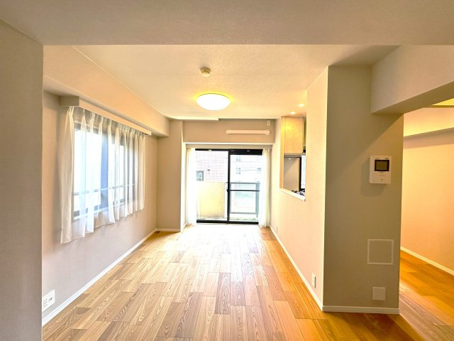 コスモガーデン日暮里の居間・リビング|穏やかな時間が流れるリビングは、インテリアを引き立てる洗練された設え。日々の暮らしに高揚感と落ち着きをもたらし、家族にとってかけがえのない空間になります。