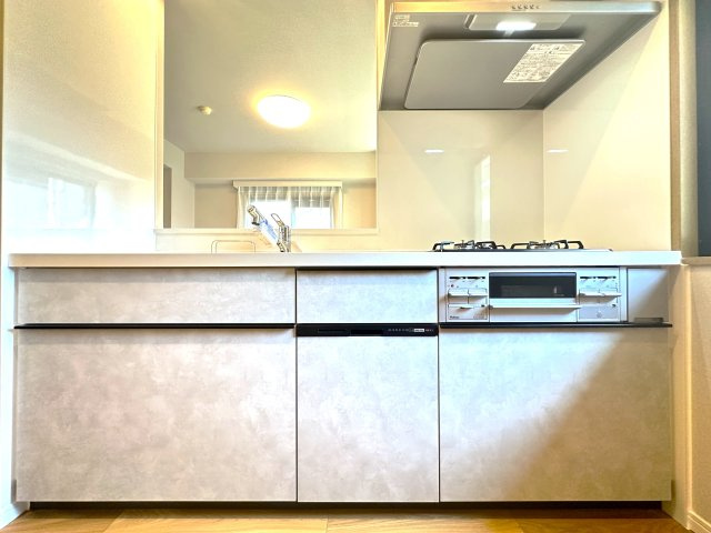 コスモガーデン日暮里のキッチン|使い勝手の良さとデザイン性を兼ね備えたキッチンは、料理好きの方にも嬉しい仕様。手元が明るく、調理中も快適に過ごせ、家族との会話も自然と弾みます。