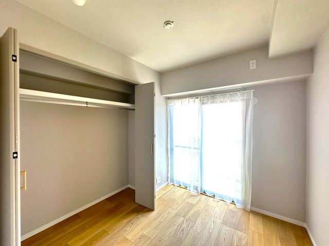 コスモガーデン日暮里の洋室|余白のある空間は、暮らしの変化にしなやかに寄り添うキャンバスのような存在。朝の支度や夜のくつろぎ時間を、自分らしく彩りながら過ごせる場所がここにあります。