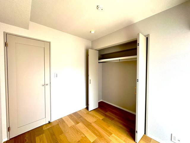 コスモガーデン日暮里の洋室|日差しをたっぷりと感じられる洋室は、くつろぎの寝室としても、お子様の成長を見守る子ども部屋としても最適。暮らしの変化にも対応できる一室です。