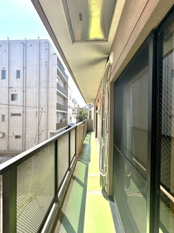 コスモガーデン日暮里のバルコニー|そよぐ風と広がる空が心地よく包み込み、日々の疲れをやさしく癒すバルコニー。朝の爽やかな光を浴び、夕暮れの穏やかな色合いに心がほどける、くつろぎのひとときをお届けします。