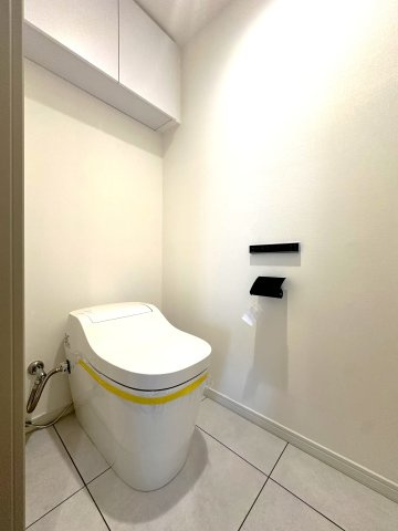 コスモガーデン日暮里のトイレ|最新設備を備えたトイレは、快適性とスタイリッシュさを兼ね備えた空間。清潔感のある美しい内装とすっきりとしたデザインが、暮らしに心地よさをプラス。清潔・快適・美しさが調和した、上質なトイレ空間です。