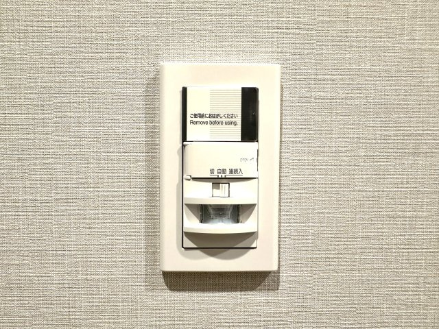 コスモガーデン日暮里の設備|人の気配を感知して自動で点灯する人感センサー付き玄関照明。夜間の帰宅時も安心で、消し忘れの心配もありません。