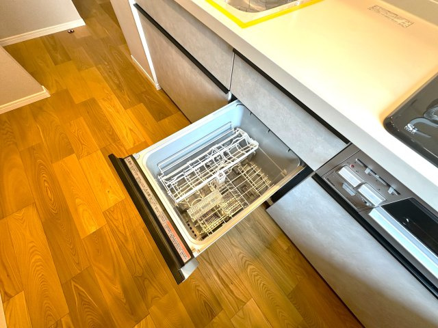 コスモガーデン日暮里のキッチン|面倒な後片付けは食洗機におまかせ。空いた時間には、ソファでテレビを観ながらゆったりひと息。家事の負担を減らして、毎日に小さな余裕と心地よさをもたらします。