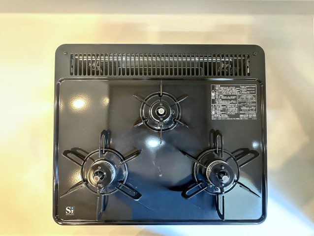 コスモガーデン日暮里のキッチン|3口ガスコンロで、同時調理もスムーズに進み、時間を有効に使えるのがうれしいポイント。炒め物、煮込み、汁物など、複数の料理を一度に作れるので、忙しい朝や夕食の準備も効率よく進みます。