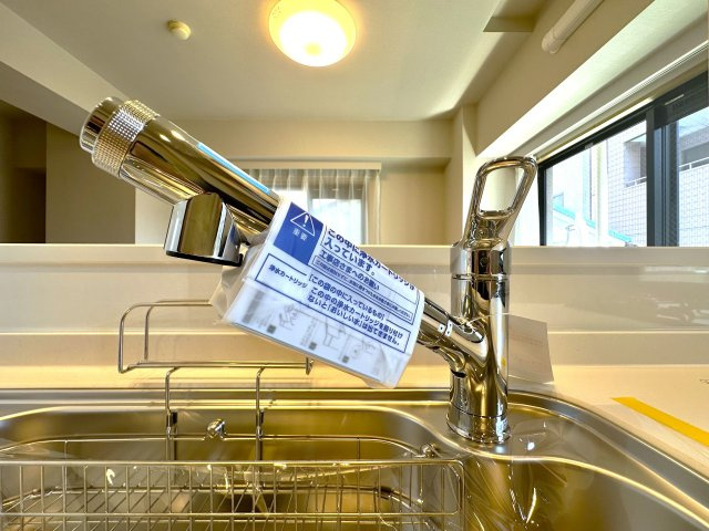 コスモガーデン日暮里のキッチン|浄水機能付きの水栓は、安心でおいしい水がすぐ使える便利な設備。ハンドシャワーで使い勝手もよく、毎日の家事が快適になります。使い勝手と衛生面を両立した設計が、毎日の家事に小さな心地よさと楽しさをプラス。