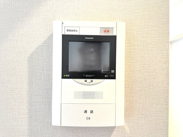 コスモガーデン日暮里の防犯設備|リビングから来訪者の姿をしっかり確認できるモニター付きインターホンは、防犯性はもちろん、急な来客にも安心して対応できる心強い設備。ご家族の安全と安心な暮らしをそっと支えてくれます。