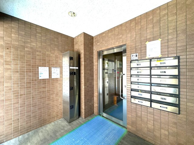 コスモガーデン日暮里のその他共用部分|ゆったりとした空気が流れるロビーは、日々の喧騒を忘れさせる穏やかな入り口。光と素材の調和が、住まう人をやさしく迎え入れます。