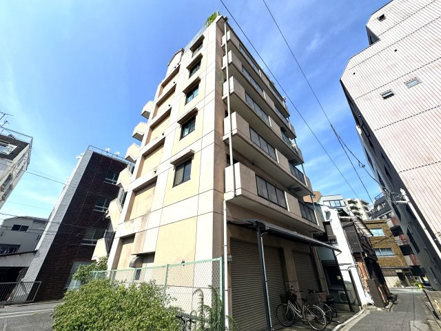 コスモガーデン日暮里の外観|静かな存在感を放つ外観が、上質な暮らしの舞台を予感させます。