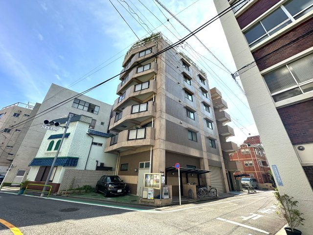 コスモガーデン日暮里の外観|経年とともに深まる風格を感じさせる、上質な外観デザイン。