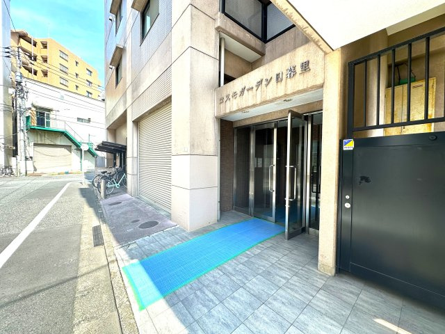 コスモガーデン日暮里|訪れる人をやさしく迎え、住まう人には心地よい高揚感を。洗練されたエントランスが、毎日の“ただいま”を少しだけ特別にします。