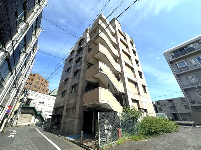 コスモガーデン日暮里の外観|主張しすぎず、それでいて印象に残る佇まい。ほどよい高さと洗練されたデザインが、安心感と心地よさを演出します。