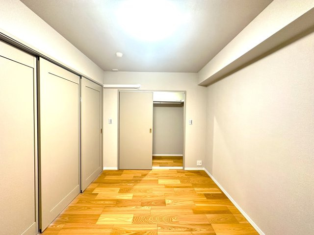 コスモガーデン日暮里の洋室|クローゼットを備えた機能的な洋室。収納力に優れ、すっきりと整った空間を保ちやすく、住まい全体の心地よさを高めてくれます。