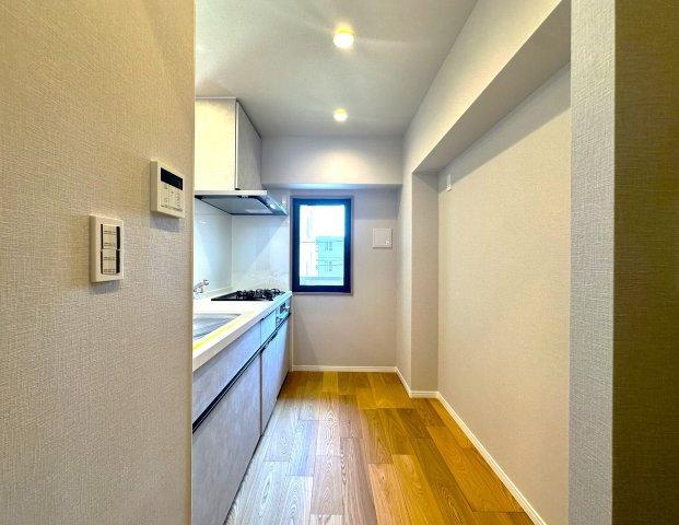 コスモガーデン日暮里のキッチン|家族の健康を支える“食”の空間。手の届くところに必要なものが収まる動線設計で、効率的な家事を叶えるキッチンです。窓のある明るく開放的な空間で、毎日の料理がもっと楽しくなります。