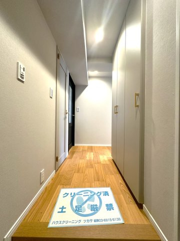 コスモガーデン日暮里の玄関|落ち着いたデザインと広々とした空間が調和する玄関は、住まう人を温かく迎え入れます。毎日の出発と帰宅を心地よく包み込み、日常に上質なひとときをもたらしてくれる場所です。