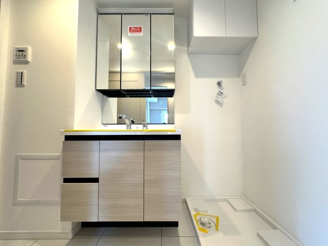 コスモガーデン日暮里の独立洗面台|明るい洗面スペースは、使いやすさを徹底的に追求した設計です。忙しい朝も快適に自然と笑顔がこぼれる心地よいひとときを叶えます。毎日の身支度がスムーズに整う、家族みんなに優しい空間です。