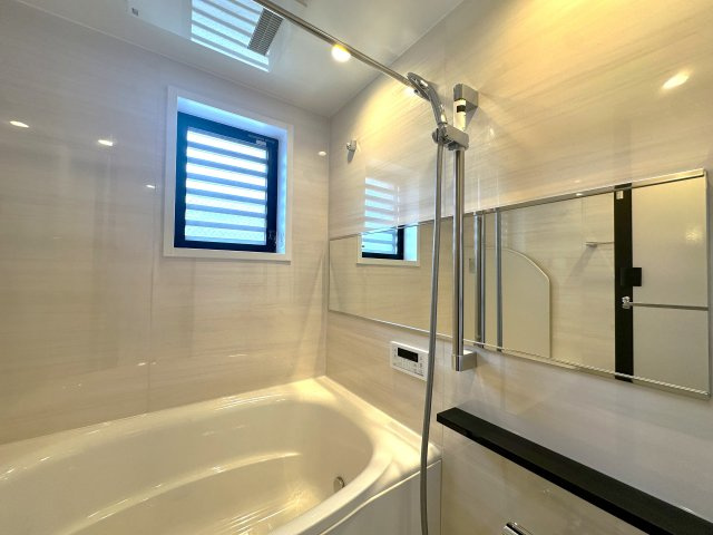 コスモガーデン日暮里の浴室|家族みんなの疲れをやさしく包み込む、広々とした癒しのバスルーム。ゆったりとくつろげる空間で、日々のストレスもすっと解きほぐされる、心身ともにリラックスできるひとときをお届けします。