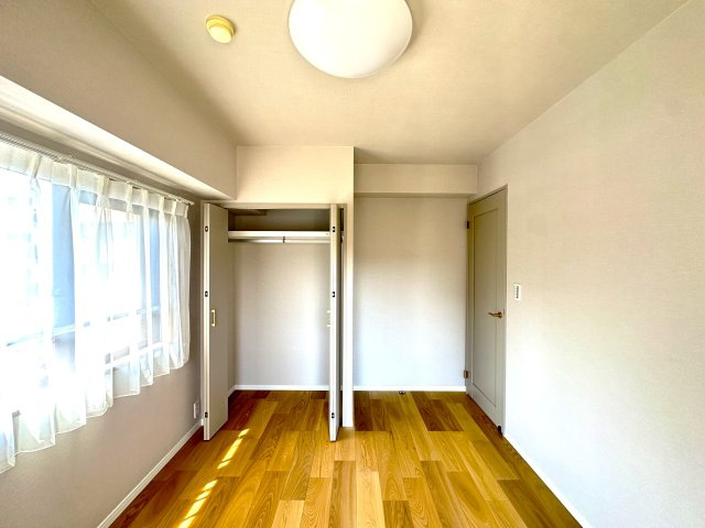 コスモガーデン日暮里の洋室|家具のレイアウトも自由自在な洋室は、暮らす人のスタイルに寄り添える柔軟な一部屋。毎日をより快適に、自分らしく過ごせる場所です。