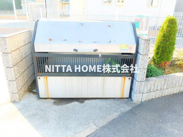 グリーン・エコーⅡのエントランス|敷地内ごみ捨て場も完備！