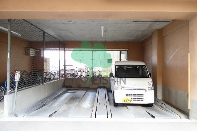 クレタ県庁前の駐車場