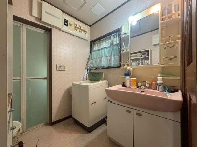 勝浦市興津久保山台　中古戸建の独立洗面台