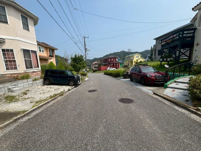 勝浦市興津久保山台　中古戸建の前面道路含む現地写真