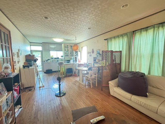 勝浦市興津久保山台　中古戸建の居間・リビング