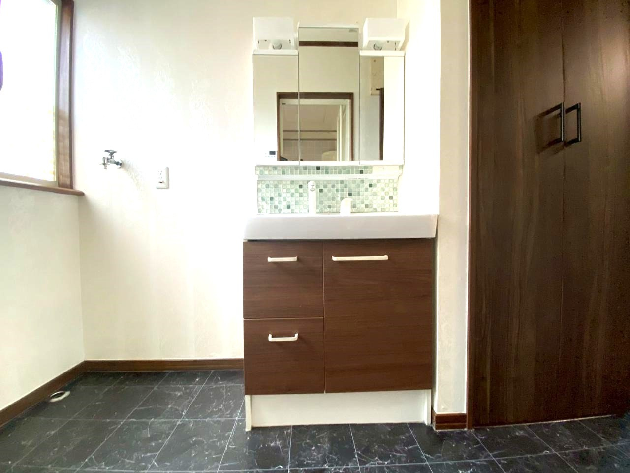 佐伯区坪井２丁目　№愛建1の独立洗面台|タイルがオシャレな洗面台
隣に収納あります