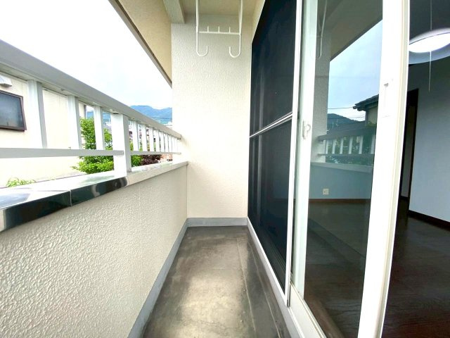 佐伯区坪井２丁目　№愛建1のバルコニー|お布団も干せます