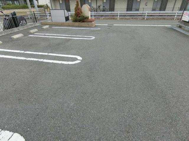 アイリスⅡの駐車場