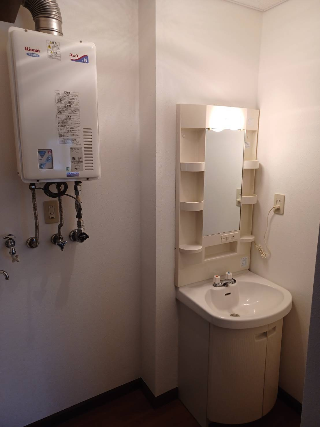 コーポ星野３号館の洗面所|広い洗面スペース