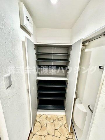 淡路マンションの収納|天井高シューズBOX