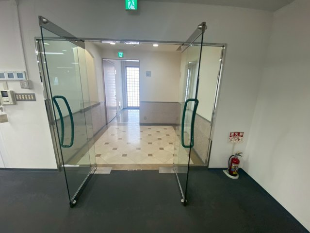 相互ビルのロビー