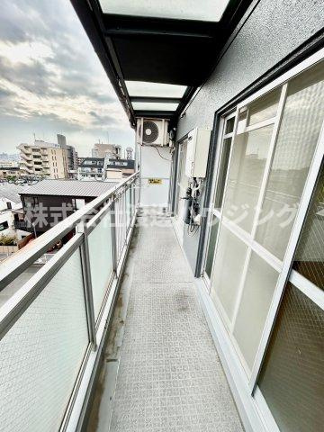 ユニライフ江坂のバルコニー