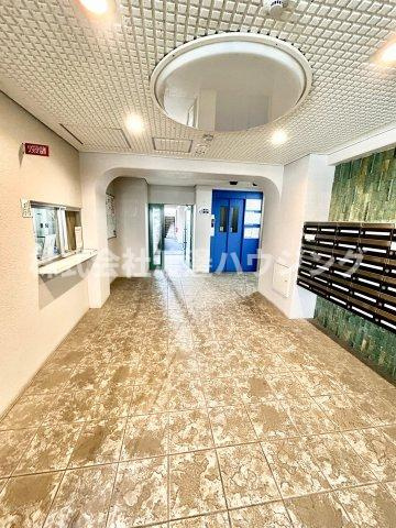 ユニライフ江坂のエントランス